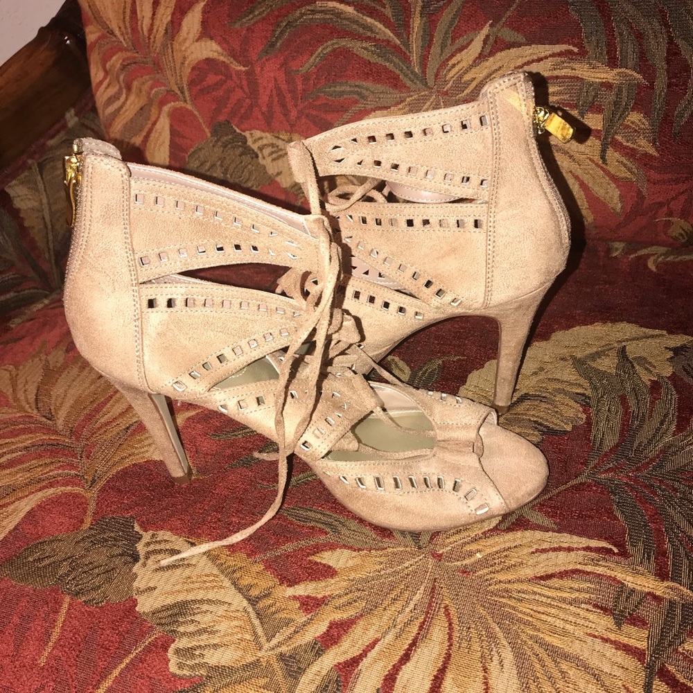 Beige heels - Picture 3 of 5